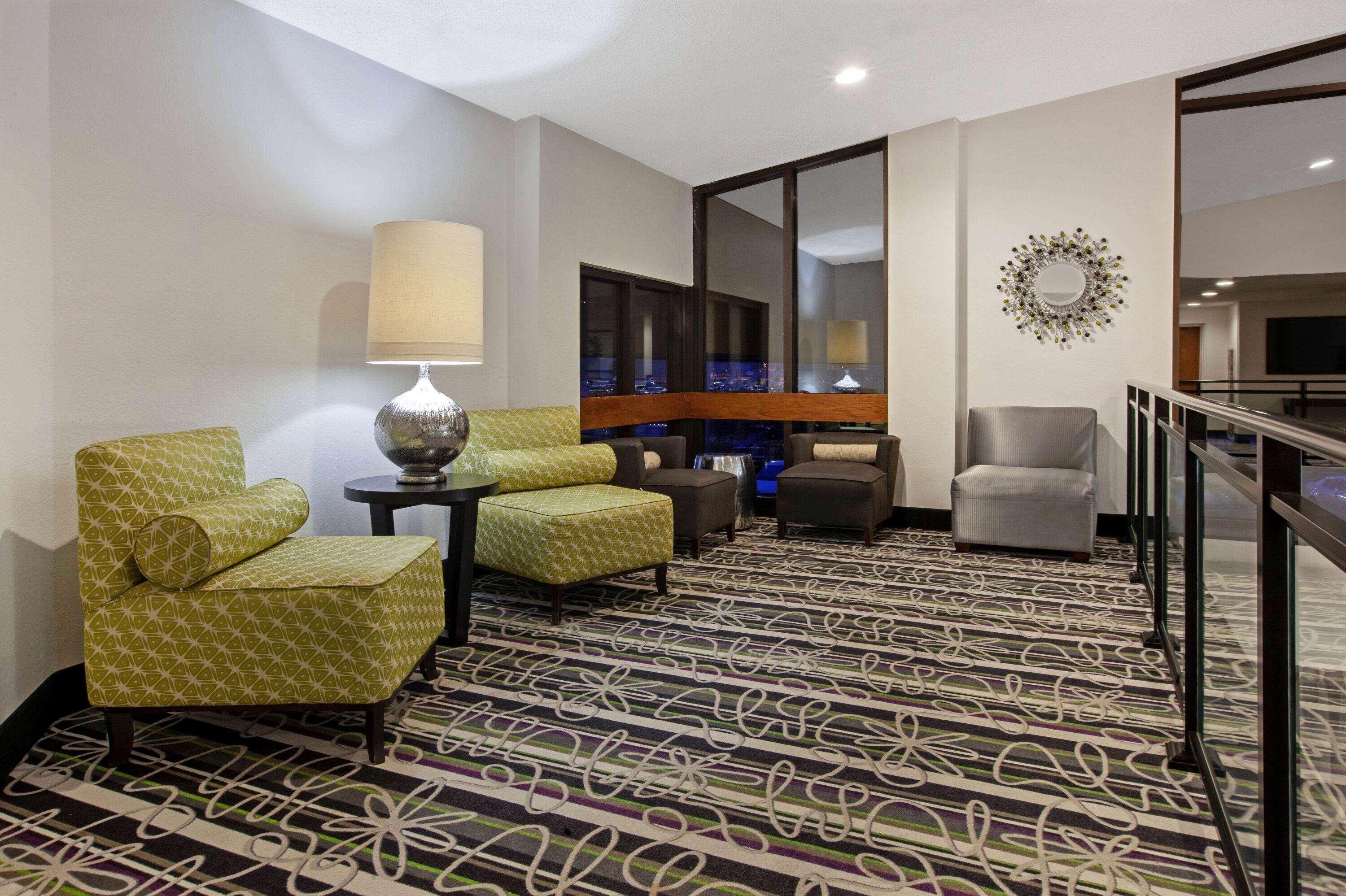 La Quinta Inn & Suites By Wyndham Detroit Metro Airport Romulus Exterior photo